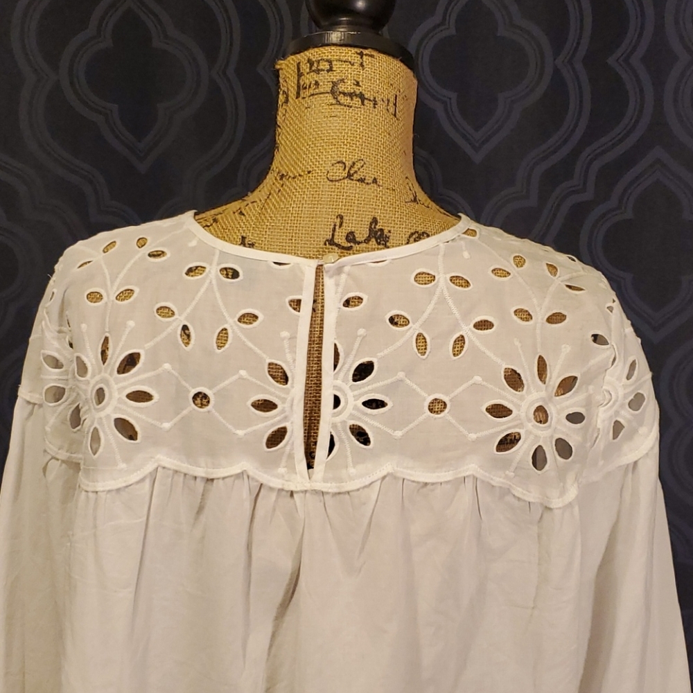 White blouses use one time we're - Picture 5 of 8